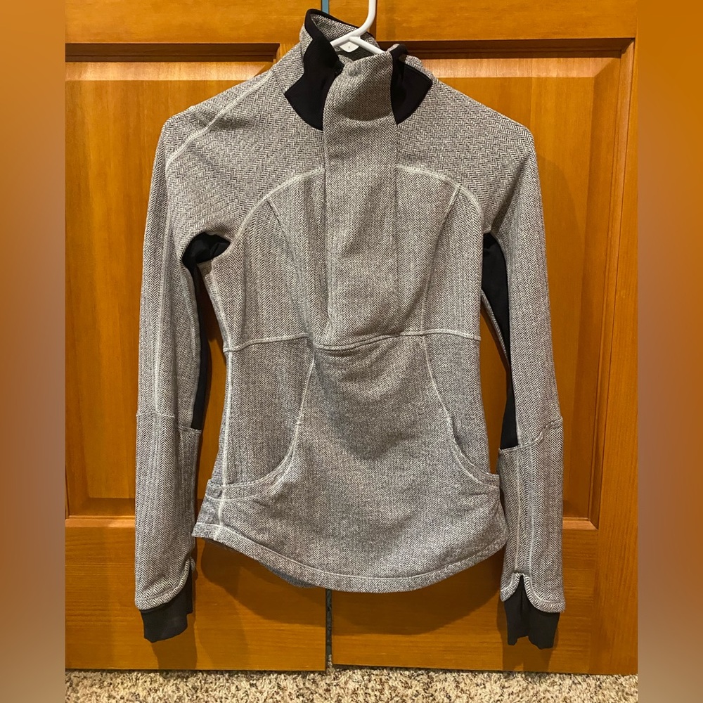 Lululemon 1/2 zip base layer pullover. herringbone. Size 4.